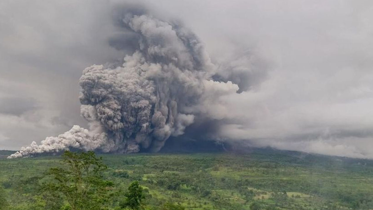 STATUS GUNUNG SEMERU NAIK! PVMBG Tetapkan Level IV (Awas), Evakuasi Massal Warga di Zona Bahaya
