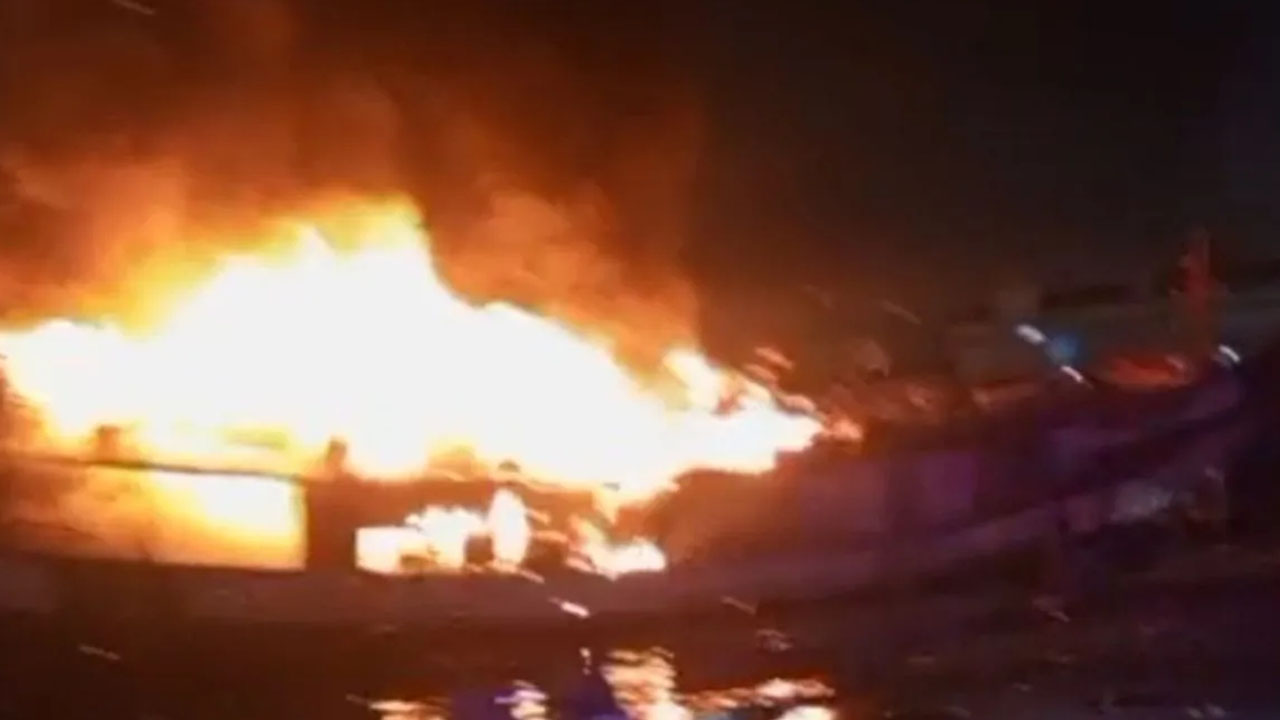 Kebakaran Kapal Nelayan di Jakut Diduga Akibat Arus Listrik, Nelayan Selamat namun Kerugian Tak Terelakkan