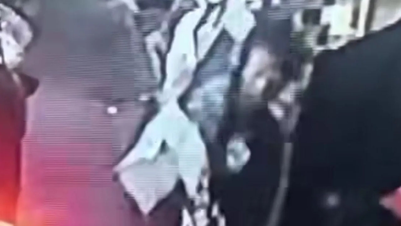 Polisi Selidiki Pria Diduga Manggul Mayat di Permukiman Jakbar