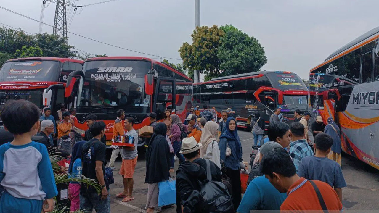 Jumlah Penumpang di Terminal Kampung Rambutan Masih Meningkat