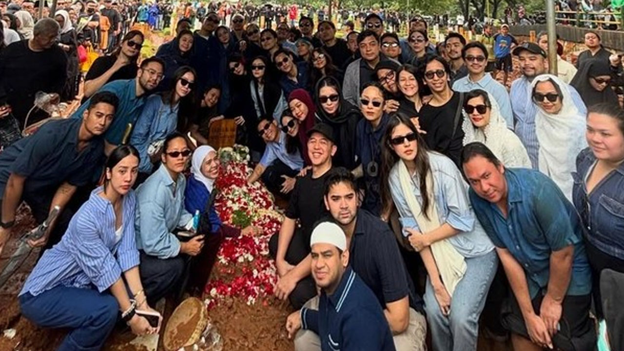 Makna Pakaian Biru Para Pelayat Vidi Aldiano